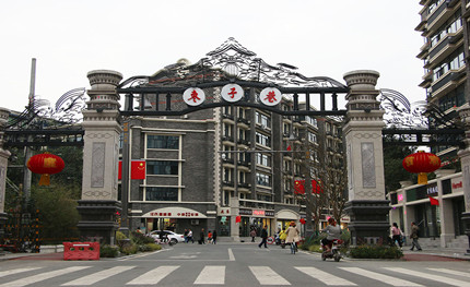 5G基站、紅綠燈等與路燈合桿，讓成都這個(gè)特色街區(qū)更有特色