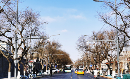 全國(guó)首例！北京無(wú)軌電車多桿合一